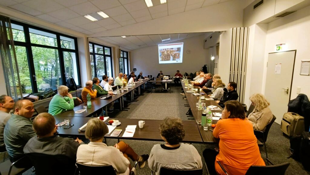 zdjęcie przedstawia uczestników seminarium na sali konferencyjnej