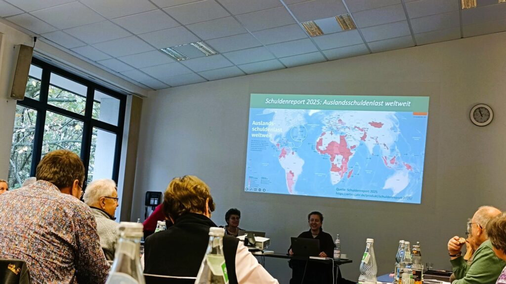 zdjęcie przedstawia uczestników seminarium na sali konferencyjnej