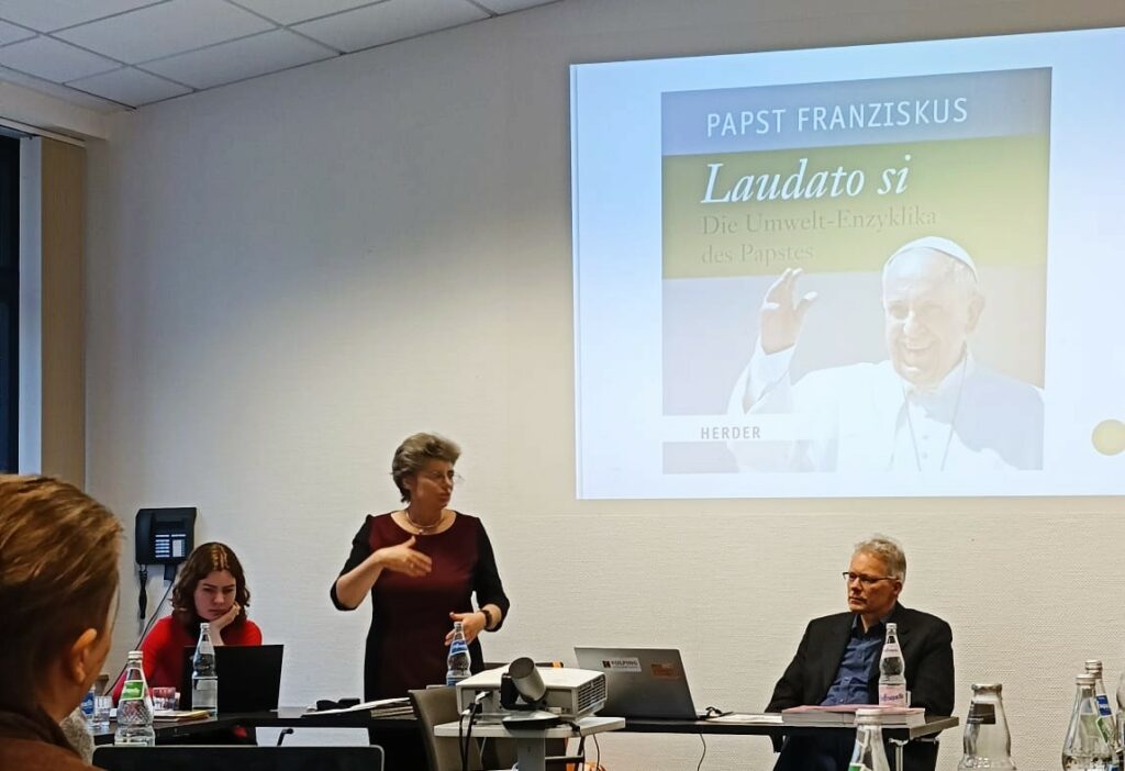 zdjęcie przedstawia uczestników seminarium na sali konferencyjnej