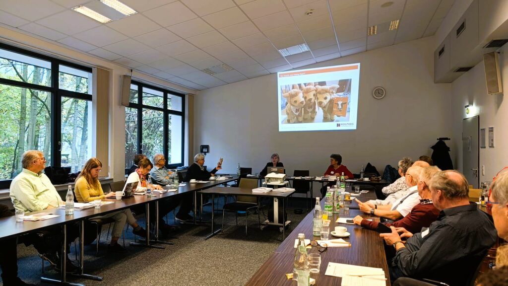 zdjęcie przedstawia uczestników seminarium na sali konferencyjnej