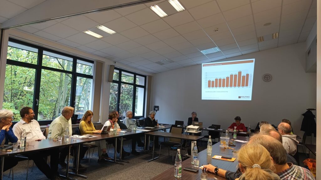 zdjęcie przedstawia uczestników seminarium na sali konferencyjnej